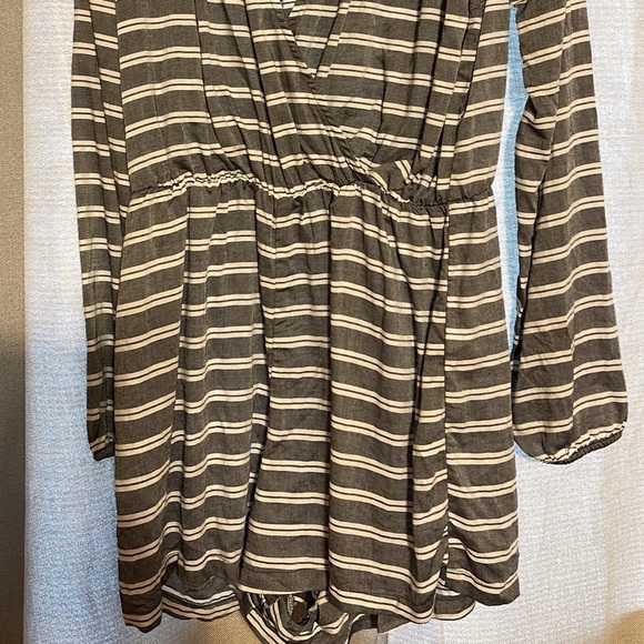 V Neck Romper - Picture 2 of 2